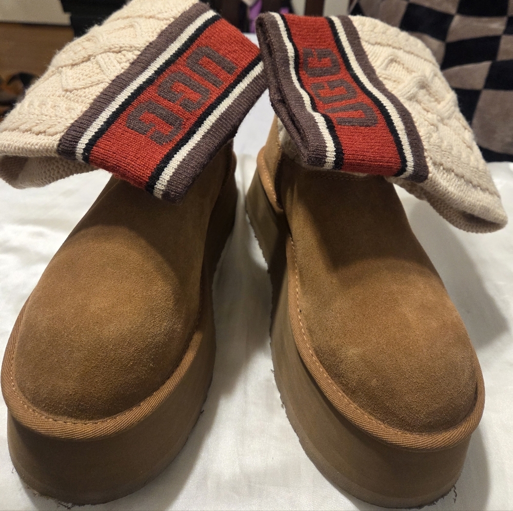 UGG Women's Chestnut W Classic Sweater Letter Boots